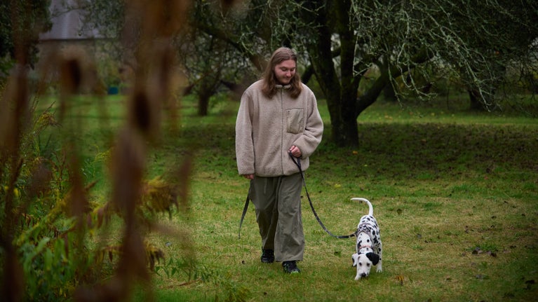 Cŵn bach yn yr ardd